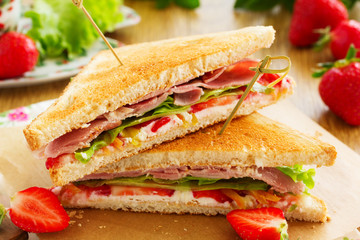 Dietary turkey sandwich and strawberry.