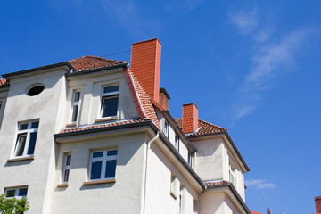 Fototapeta na wymiar Großes Wohnhaus mit Schornsteinen