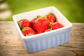 Fragole fresche in tavola 