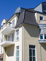 Fototapeta na wymiar Modernes Wohnhaus mit Balkonen