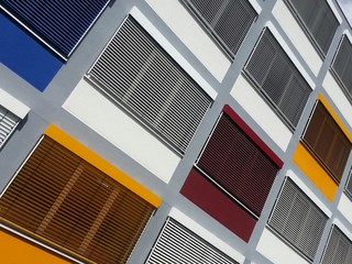 Bunte Fassade an einem Bürogebäude