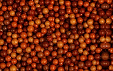 Heel veel kleine bruine balletjes
