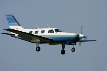 着陸する飛行機