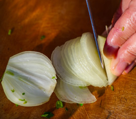 Cutting onion