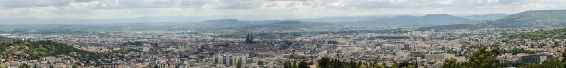 Fototapeta na wymiar vue panoramique de Clermont-Ferrand