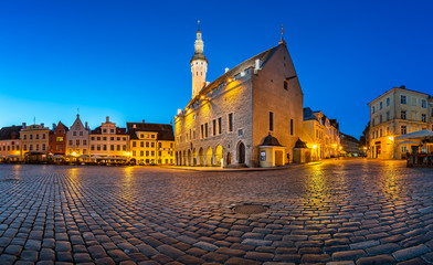Fototapeta na wymiar Tallinn Town Hall and Raekoja Square in the Morning, Tallinn, Es
