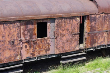 stary niszczejący tabor kolejowy