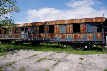 Fototapeta na wymiar stary niszczejący tabor kolejowy