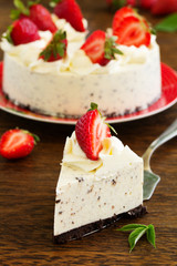 Creamy cheesecake with chocolate Oreo biscuits and strawberries.