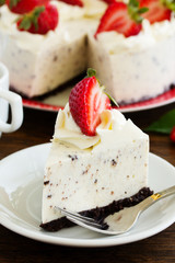 Creamy cheesecake with chocolate Oreo biscuits and strawberries.