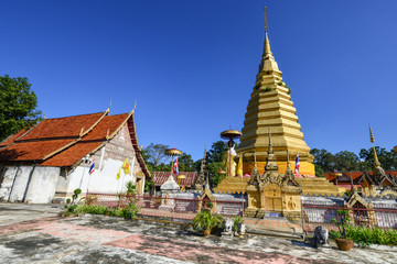 Fototapeta premium WAT PHRATHAT JOMJANG ,PHARE 