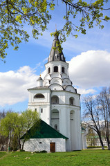 Fototapeta premium Распятская церковь-колокольня в Александровской слободе, Александров, Владимирская область