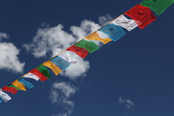 Flagi modlitewne na tybetańskim niebie