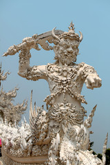 Strażnik białej świątyni Wat Rong Khun © RobertDuczkowski