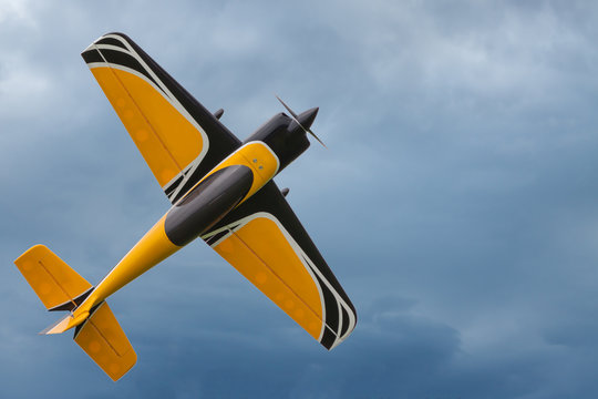Flugzeug - Modellflugzeug - Kunstflugzeug