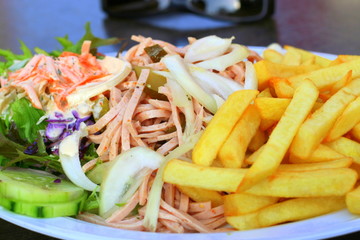 Wurstsalat und Pommes