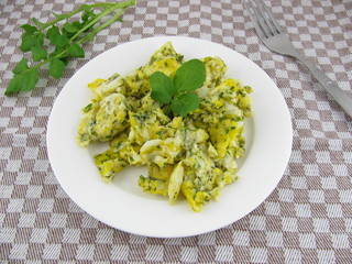 Kräuter-Rührei mit Brunnenkresse
