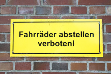 Schild. Fahrräder abstellen verboten