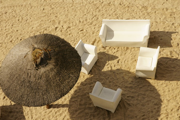 Sandstrand Draufsicht / Luftaufnahme Strand mit Sonnenschirm 