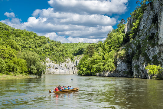 F&auml;hre und Kajakfahrer im Donaudurchbruch bei Kehlheim