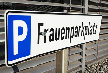 Fototapeta na wymiar Frauenparkplatz Schild