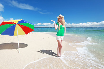 コマカ島の海辺で寛ぐ笑顔の女性 