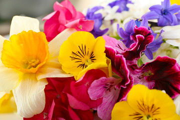 Obraz na płótnie Canvas Beautiful bouquet of bright flowers close up