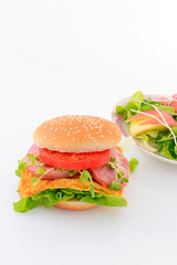 美味しそうなハンバーガーとサラダ