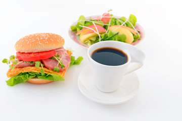美味しそうなハンバーガーと珈琲