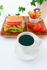 美味しそうなハンバーガーとコーヒー