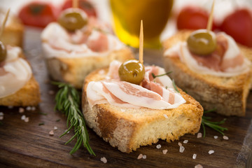 Crostini di pane con pancetta e olive, Italian Finger Food