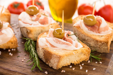 Crostini di pane con pancetta e olive, Italian Finger Food