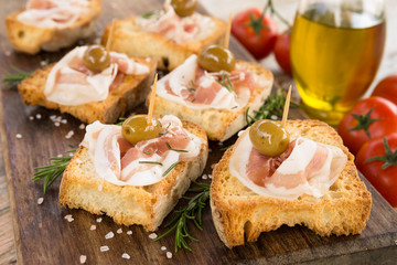 Crostini di pane con pancetta e olive, Italian Finger Food