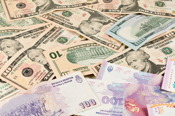 Fototapeta na wymiar US Dollar und Argentinische Peso Geldscheine