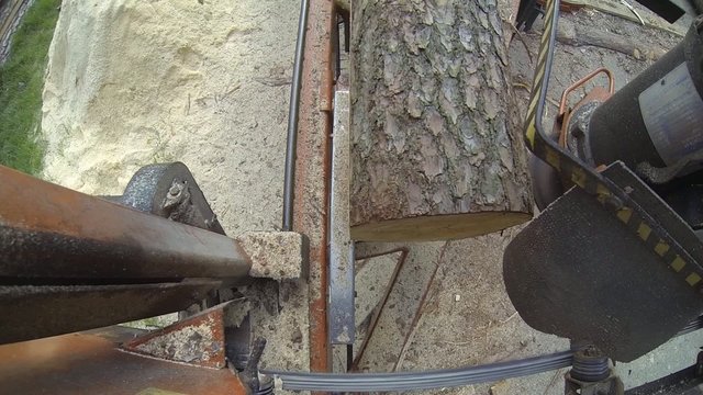 mobiles S&auml;gewerk, Holzschnitt mit der Bands&auml;ge, Nahaufnahme, 