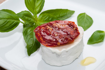 Pincho de queso con tomate