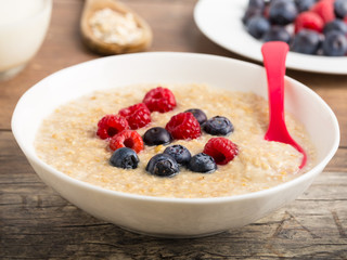 Porridge mit Beeren