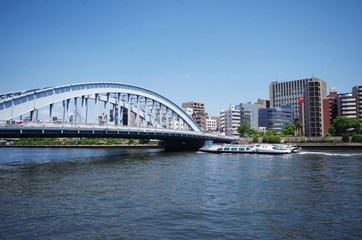 Naklejka premium 川と遊覧船