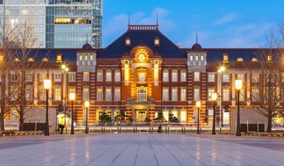 Photo sur Plexiglas construction de la ville Beau bâtiment de la gare de Tokyo au crépuscule
