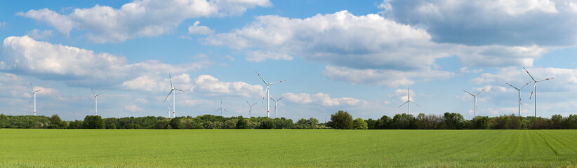 Windräder, Windkraftanlage im Feld