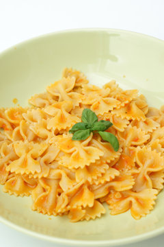 Farfalle con pesto di peperoni