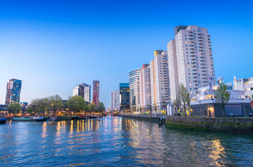 Obraz premium Rotterdam to miasto definiowane przez nowoczesną architekturę - Night skyli