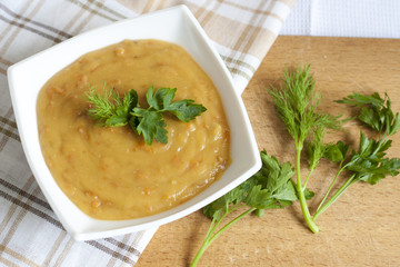 Pea soup and herbs