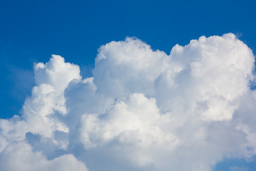 Obraz na płótnie Canvas blue sky over cloud layer