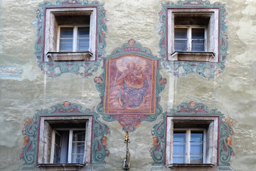 Fototapeta na wymiar Virgin Mary with baby Jesus painting on house facade in St. Wolfgang on Wolfgangsee in Austria 