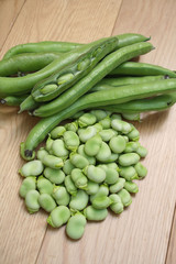 fave fresche sgusciate su tavolo di legno