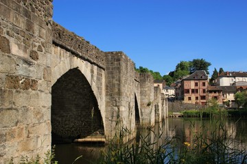 Fototapeta na wymiar Vieux pont St Etienne à Limoges.(Haute-Vienne)