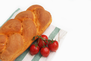 treccia di pane al pomodoro_ sfondo bianco