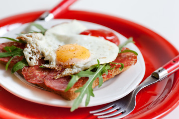 Spiegelei auf Toast mit Rucola