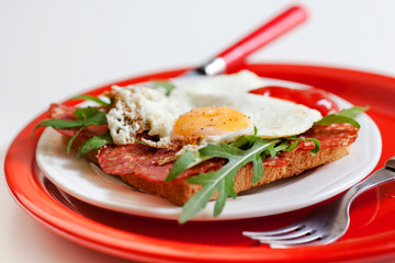 Spiegelei auf Toast mit Rucola